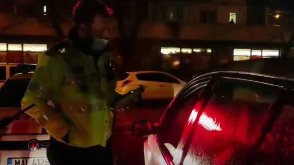 VIDEO Conducea pe contrasens, cu farurile stinse. Ce au descoperit polițiștii