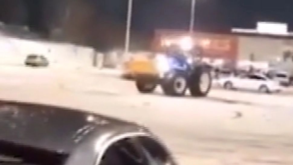 Băcăuanii sunt de-a dreptul REVOLTAȚI: Orașul sub nămeți, un utilajul de deszăpezire face drifturi într-o parcare