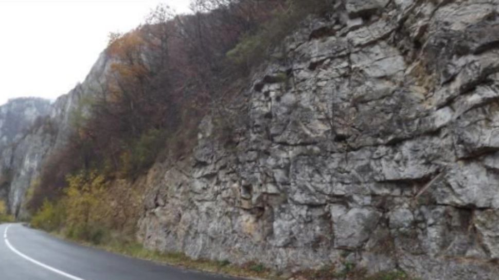 ALERTĂ în trafic! Circulație OPRITĂ pe DN57, în județul Mehedinți: Cad stânci de pe versant - Ce spune Poliția Română
