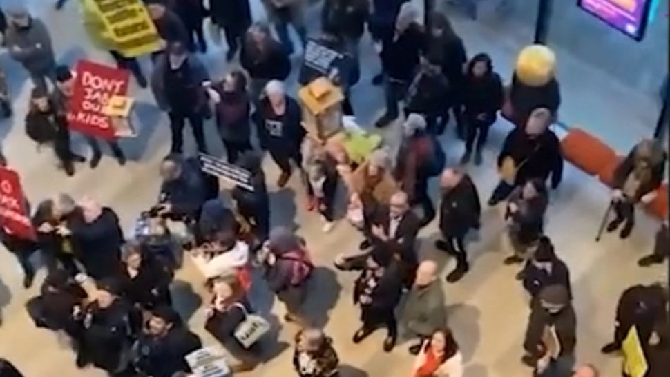 Scene ȘOCANTE la un teatru, în Marea Britanie! Grup de copii, atacat de anti-vacciniști. Le-au cerut să-și dea jos măștile