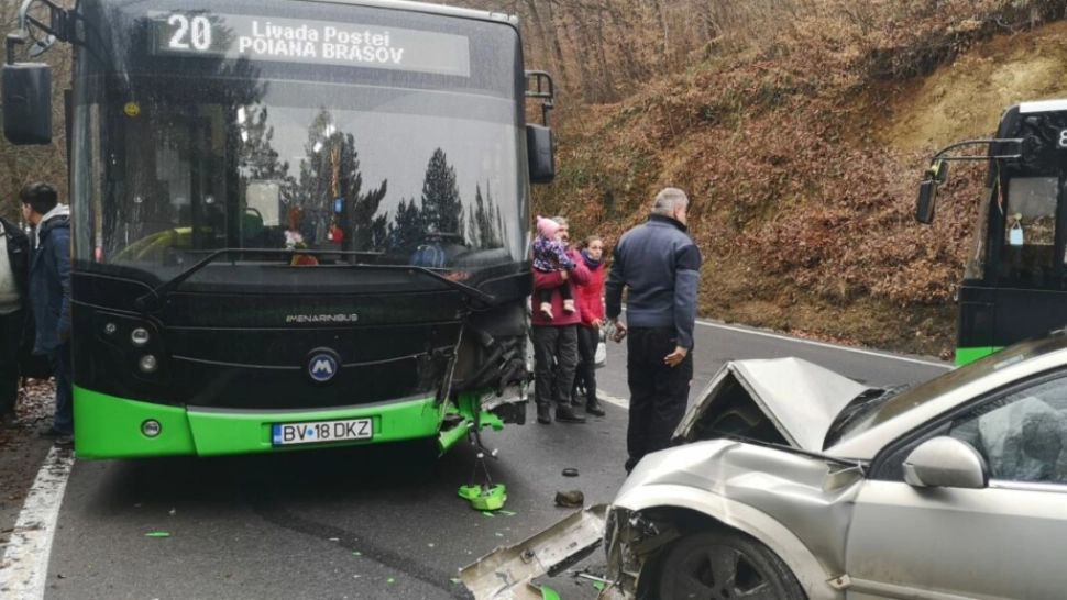 Autobuz implicat într-un accident rutier, în Brașov: 6 persoane au fost rănite. Trafic îngreunat pe DN1E