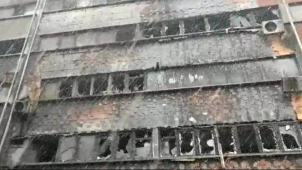 Decizie CRUCIALĂ a judecătorilor: Minorul de 15 ani, implicat în incendiul blocului din Constanța, va fi ARESTAT preventiv