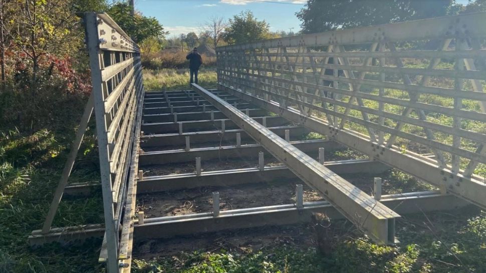 Incident STRANIU în SUA! Bărbat arestat după ce a FURAT un pod de 18 metri, dintr-un parc public. Cu ce l-a transportat