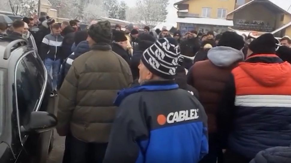VIDEO Focuri de armă la bătaia de la Ruginoasa! Un jandarm a ajuns la spital