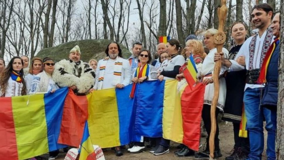 FOTO + VIDEO | Pelerinaj inedit în pădurea Haţegului. Un bolovan denumit „Tronul străbunilor” a atras zeci de români