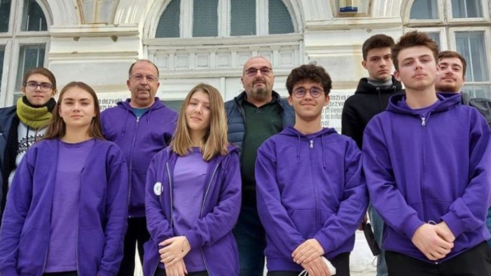 ROBOT care ucide bacteriile şi viruşii, creat de elevii unui colegiu din Bârlad. Eficienţa sa este de 99%