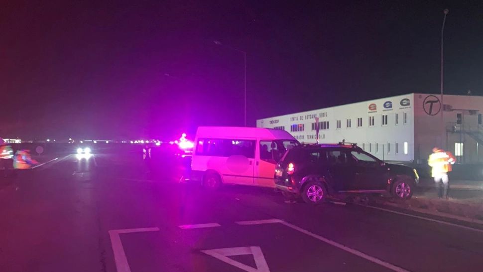 Accident devastator la Sibiu, între un microbuz și un autoturism - 7 VICTIME. Intervin echipaje SMURD și de poliție