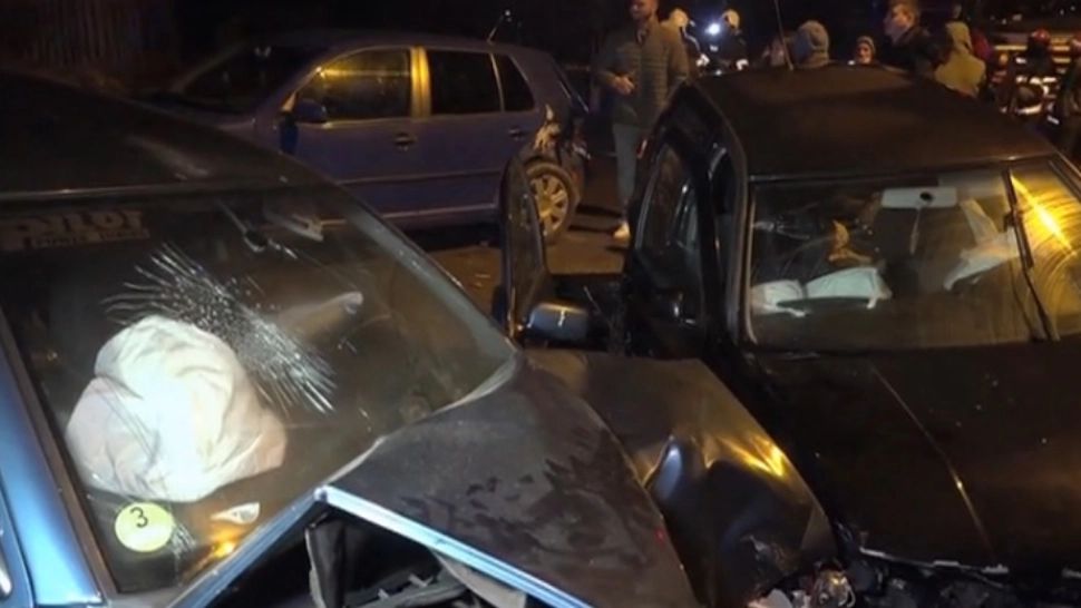 Accident în lanț, provocat de o șoferiță de 19 ani - o familie întreagă, la spital. Tânăra, impact violent cu mașina Poliției, în trecut  