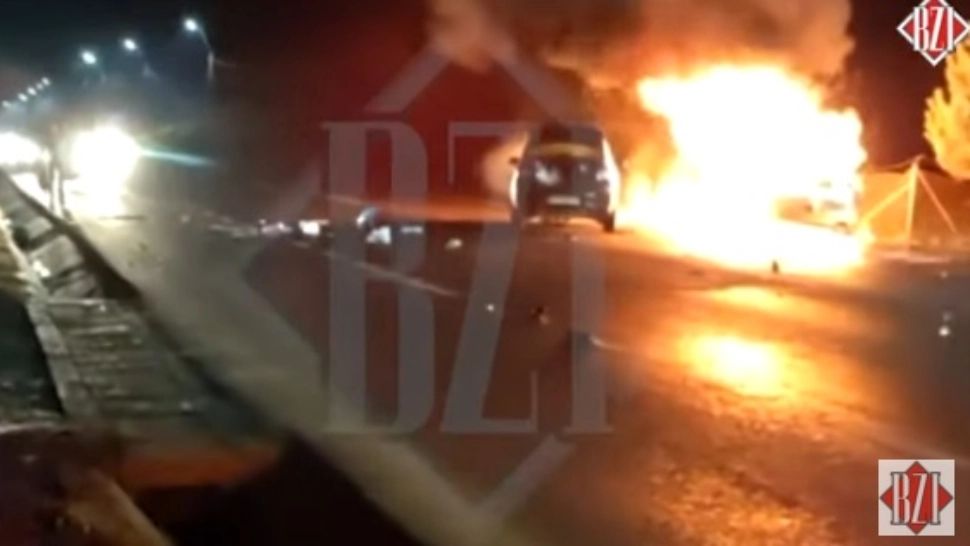 Accident grav, provocat de un șofer băut care a intrat pe contrasens. Ambele mașini au luat foc