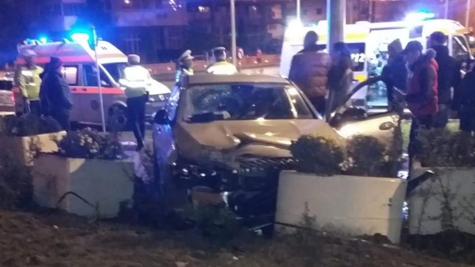 FOTO | La un pas de tragedie: două persoane care mergeau pe trotuar, lovite în plin de o maşină, la Galaţi