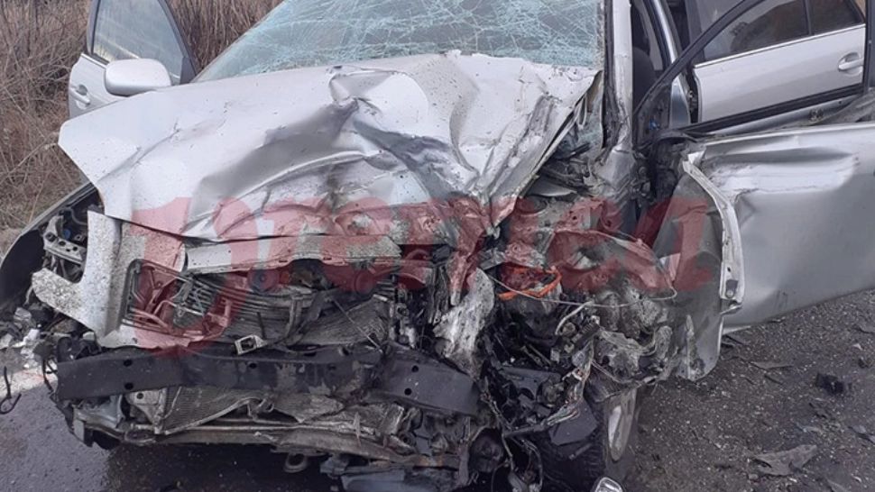 Accident grav în Vaslui: 3 VICTIME după ce mașina în care se aflau a lovit un cap tractor