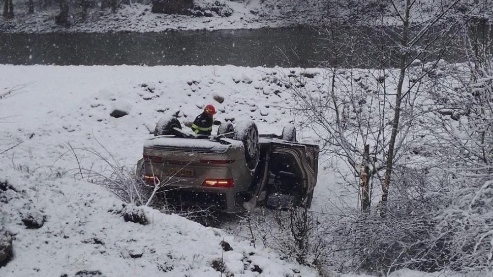 FOTO | ACCIDENT spectaculos pe TRANSALPINA. 4 cetățeni turci s-au răsturnat cu mașina