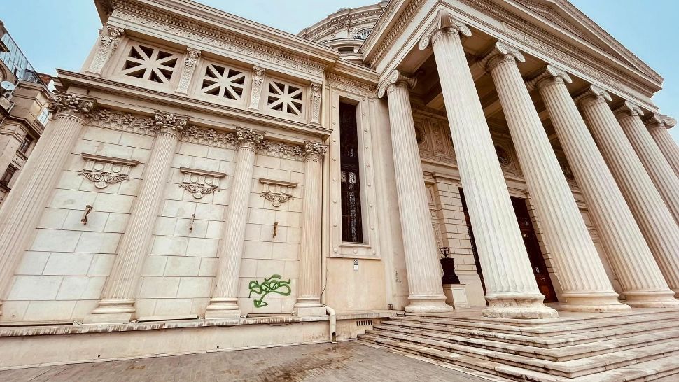 Ateneul Român, vandalizat. Un graffiti a fost desenat pe pereții clădirii, chiar la intrarea principală