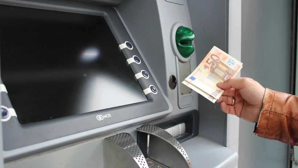 Cadou de Anul Nou: O bancă a virat din greșeală peste 155 de milioane de euro în conturile unor clienți