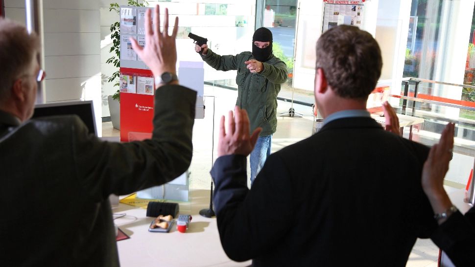 Hoți în pas cu pandemia. În ce s-au îmbrăcat, atunci când au spart banca