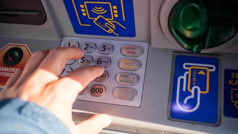 Tânăr arestat după ce a furat banii unei bătrâne, la un bancomat din Hunedoara