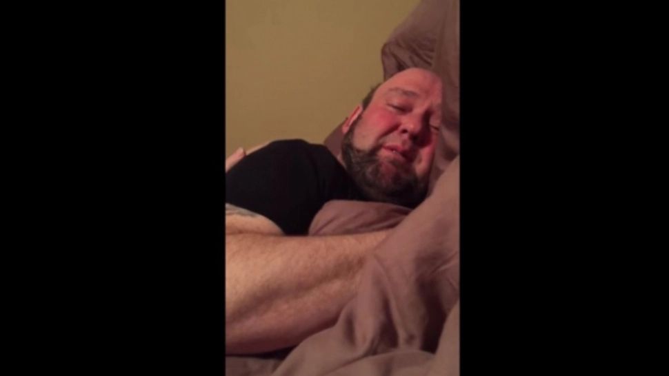 Tânăra și-a găsit soţul în pat, în toiul zilei. Când a dat aşternutul la o parte, a împietrit! A plâns... - VIDEO