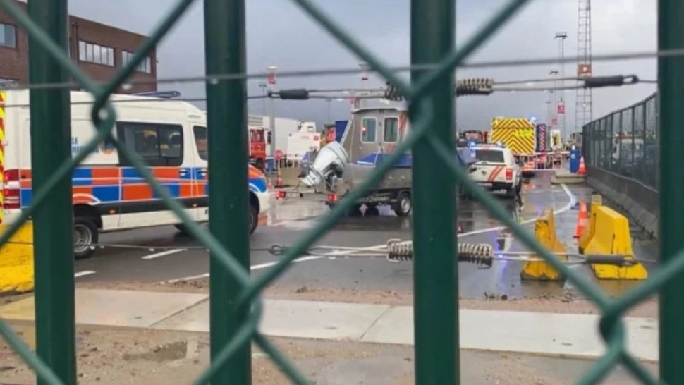 Șofer român de TIR, de negăsit după ce a căzut cu tot cu camion într-un doc, în Belgia