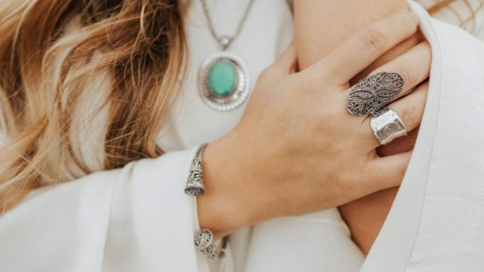 De ce se înnegresc bijuteriile de argint. Trădează probleme grave de sănătate