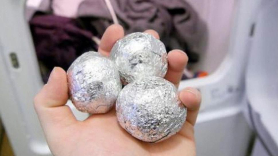 A băgat câteva bile din folie de aluminiu în mașina de spălat, apoi a băgat rufele. Rezultatul a fost fabulos!