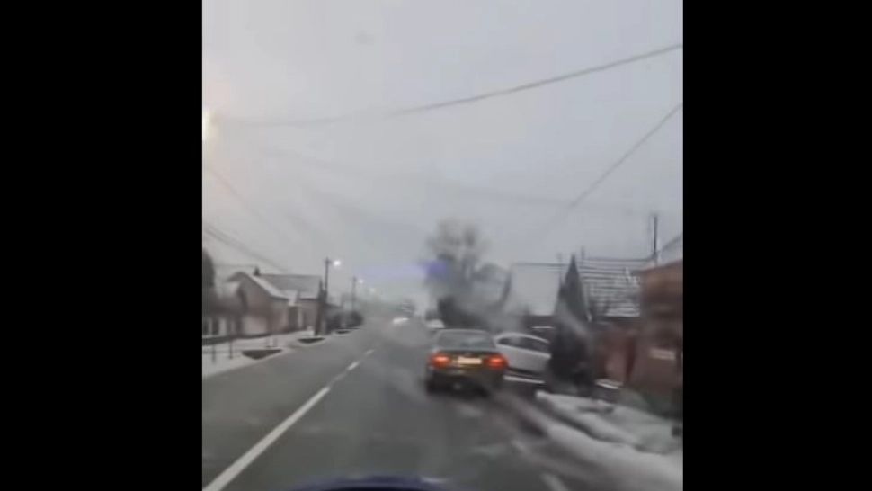VIDEO | Șoferiță cu BMW, ruptă de beată la volan. A mers kilometri întregi în zig-zag. Imagini REVOLTĂTOARE