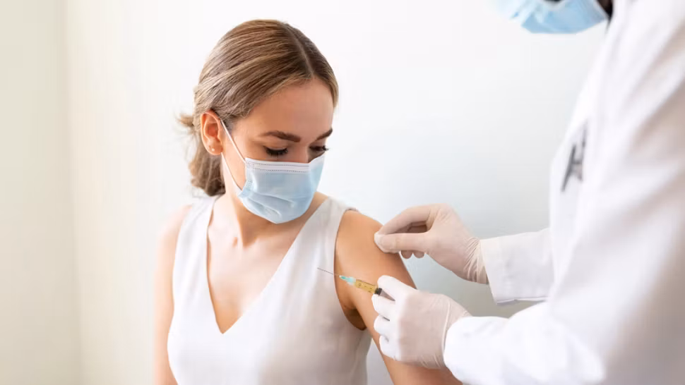 Administrația Biden dă înapoi. Vaccinarea nu mai este obligatorie în marile corporații