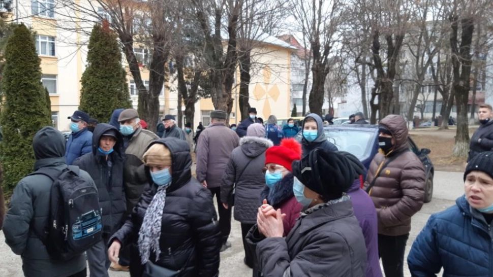 FOTO Scandal la un centru de vaccinare, după ce s-au terminat tichetele. Zeci de oameni, revoltați că au stat în FRIG degeaba