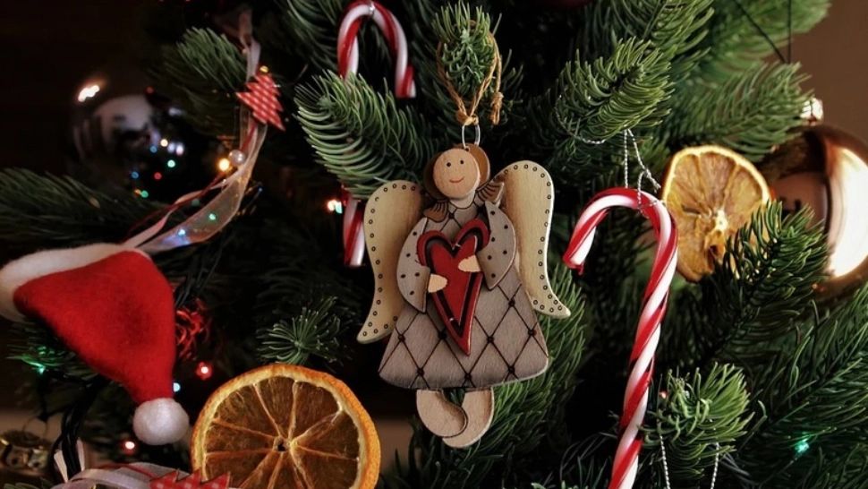 De ce NU este bine să dormi în camera în care se află bradul de Crăciun