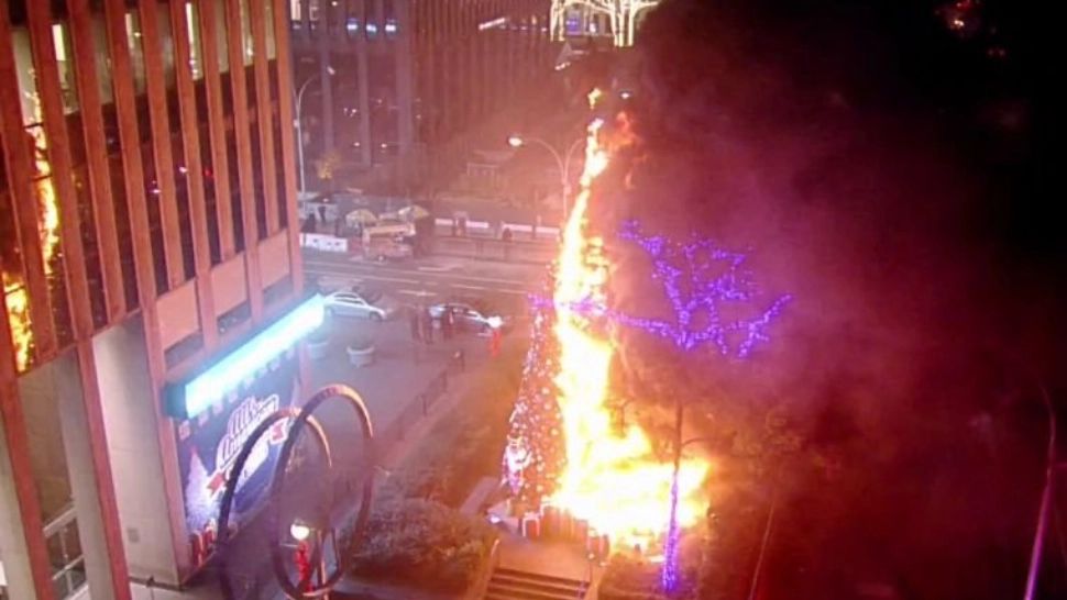 FOTO + VIDEO | Bradul de Crăciun din New York, înalt de 15 metri, INCENDIAT. Poliția a arestat un suspect