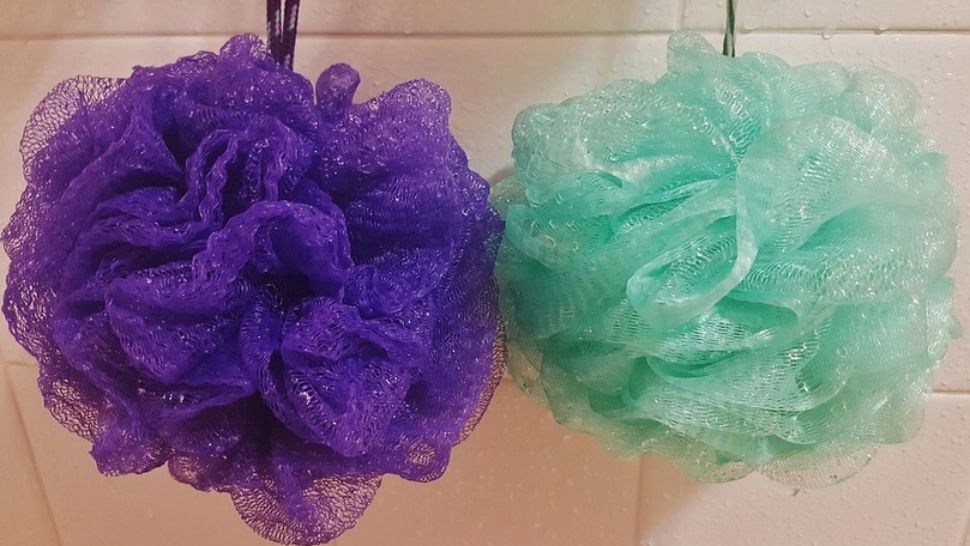 Ce BOLI GRAVE poți face dacă folosești acest tip de BURETE la duș. Aruncă-l cât mai repede!