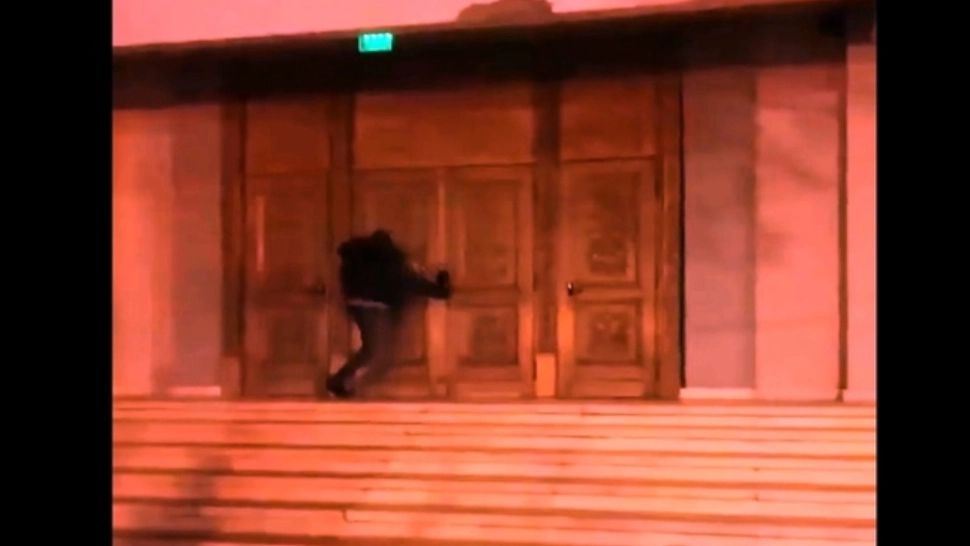 VIDEO | Imagini revoltătoare la Slatina. Bărbat filmat când dădea cu picioarele în ușa Catedralei Episcopale