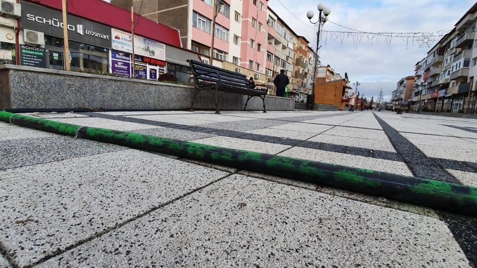 Târg de Crăciun cu capcane, la Pașcani. O femeie a ajuns la spital după ce s-au împiedicat de un cablul electric