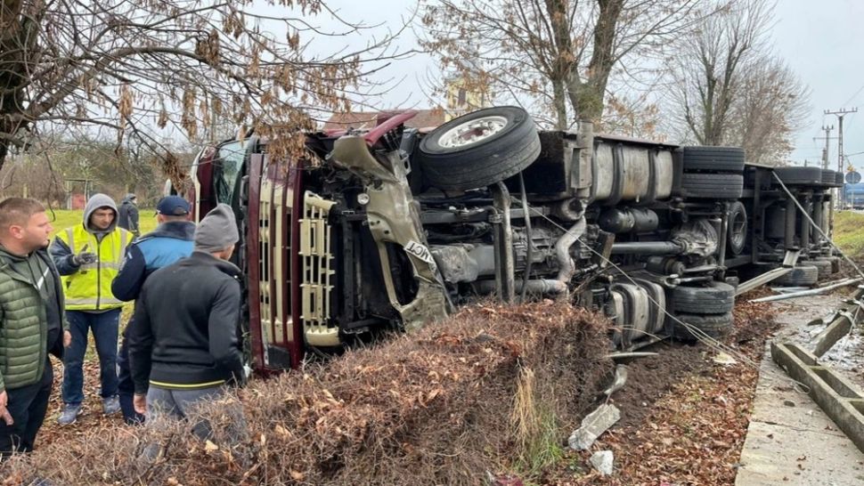 Accident grav la Arad: O femeie a fost rănită după ce camionul în care se afla s-a răsturnat