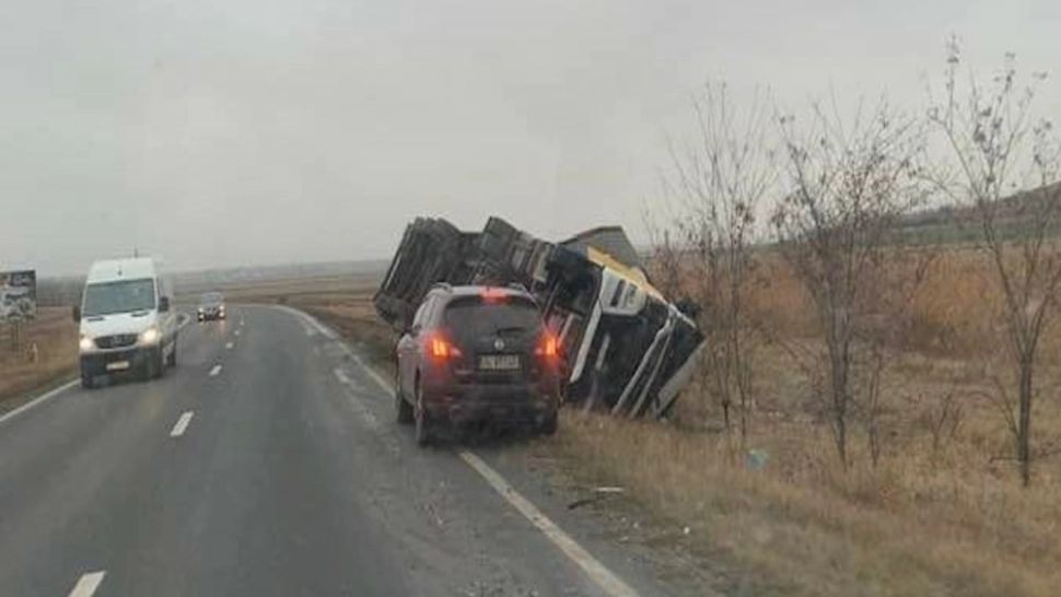 VIDEO | Accident grav în Galați: O victimă încarcerată după ce un camion s-a răsturnat 