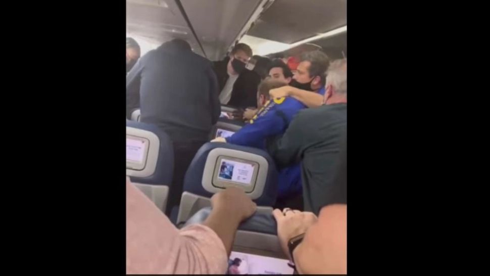 VIDEO | Bătaie ca-n filme la bordul unui avion, după ce un bărbat l-a acuzat pe un pasager că nu poartă masca corespunzător