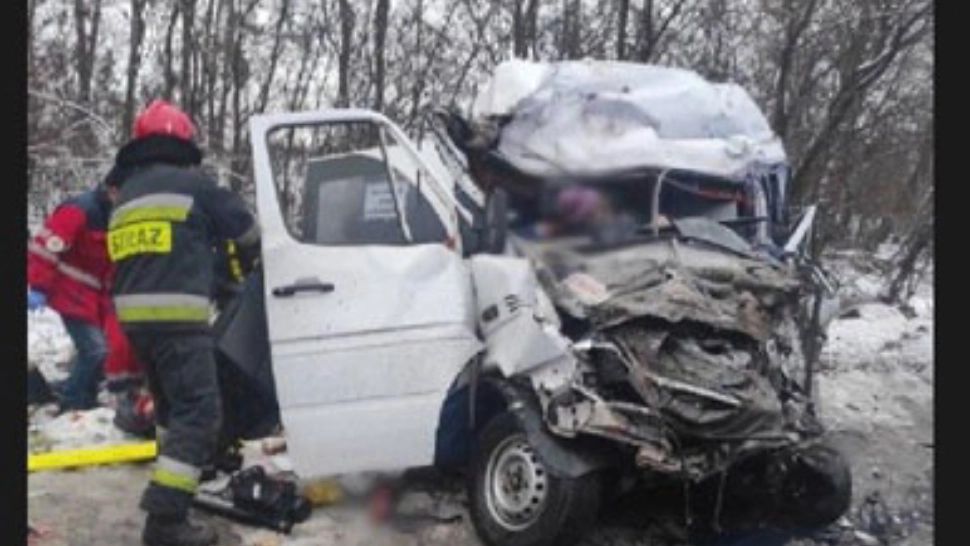 Accident ÎNFIORĂTOR în UCRAINA! Impact violent între un camion și un microbuz. 13 morți și mai mulți răniți 