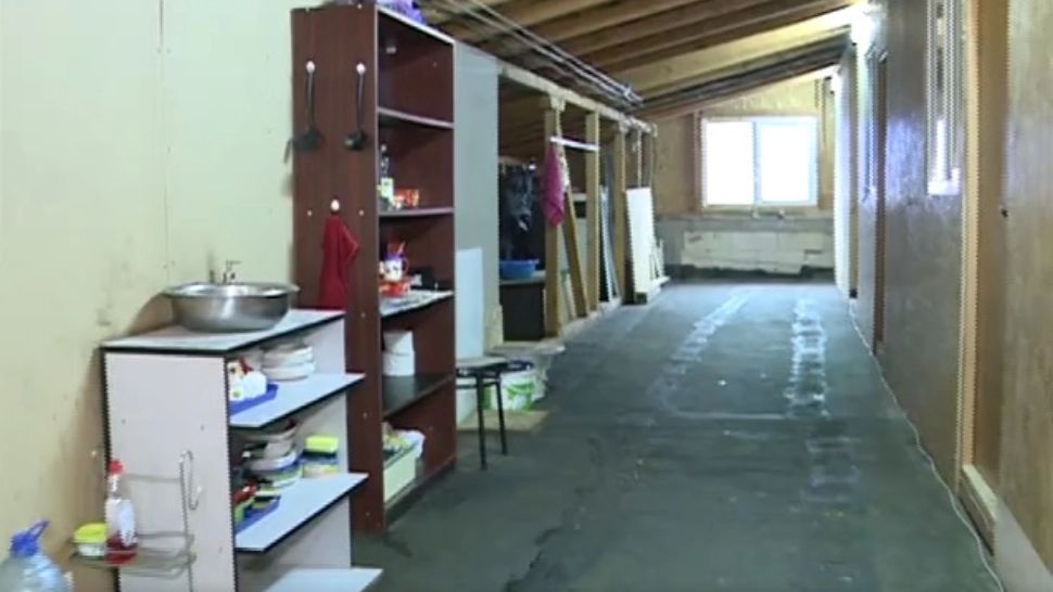 VIDEO | Dramă cumplită la marginea Capitalei. Familia care trăiește în podul unui depozit