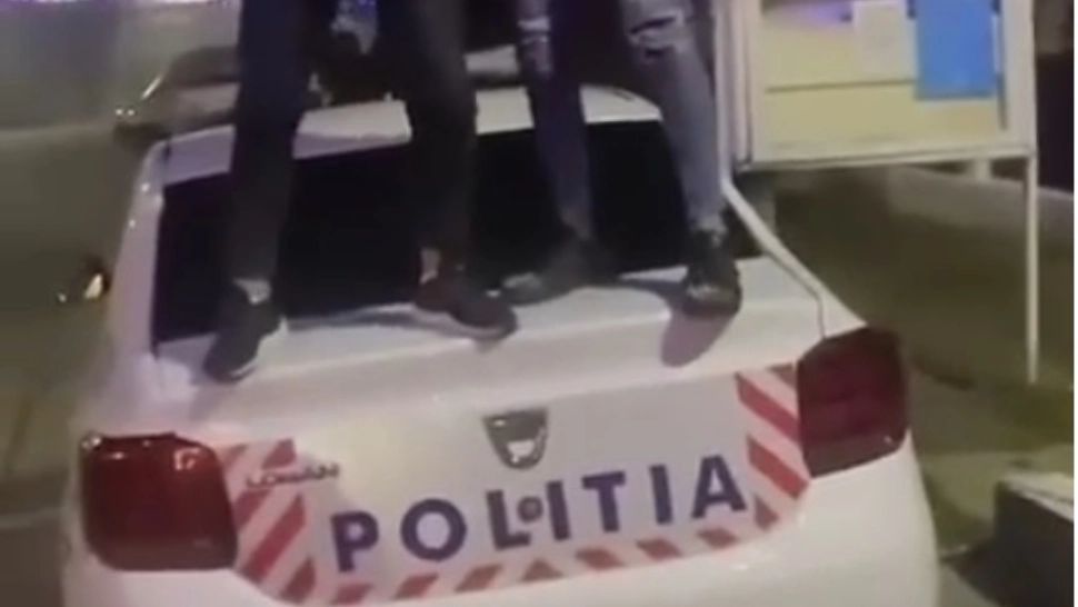 Doi indivizi s-au filmat în timp ce dansau pe mașina POLIȚIEI: Oamenii legii au declanșat o ANCHETĂ