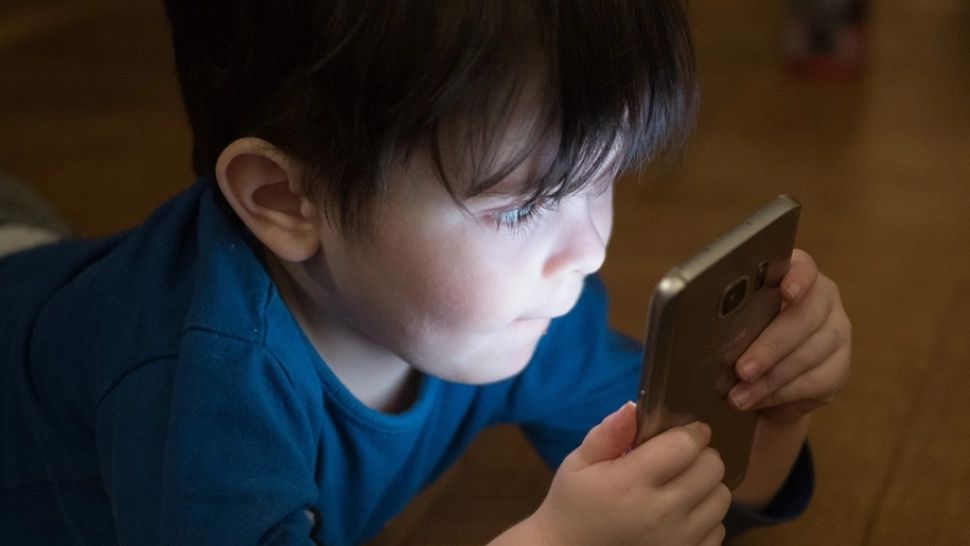 Tatăl i-a dat un telefon să se joace, dar s-a trezit cu o notă de peste 1.000 de dolari: Ce a făcut băiatul de 4 ani