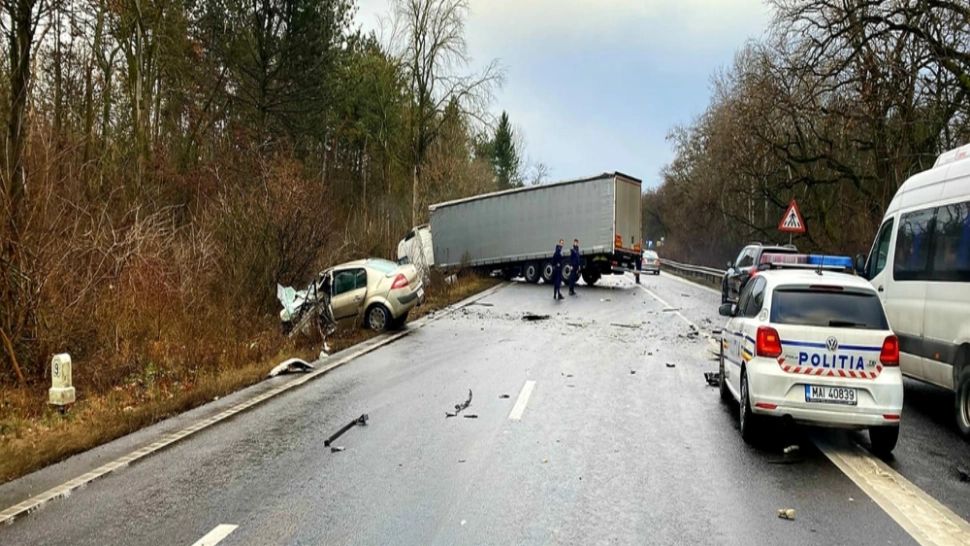 Accident CUMPLIT pe DN2! O persoană a murit după ce un autoturism şi un TIR s-au lovit