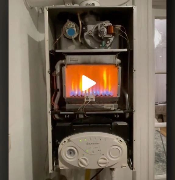 VIDEO – A deschis cutia centralei și a dat drumul la căldură – Ce s-a întâmplat în interior – Imaginile au devenit virale