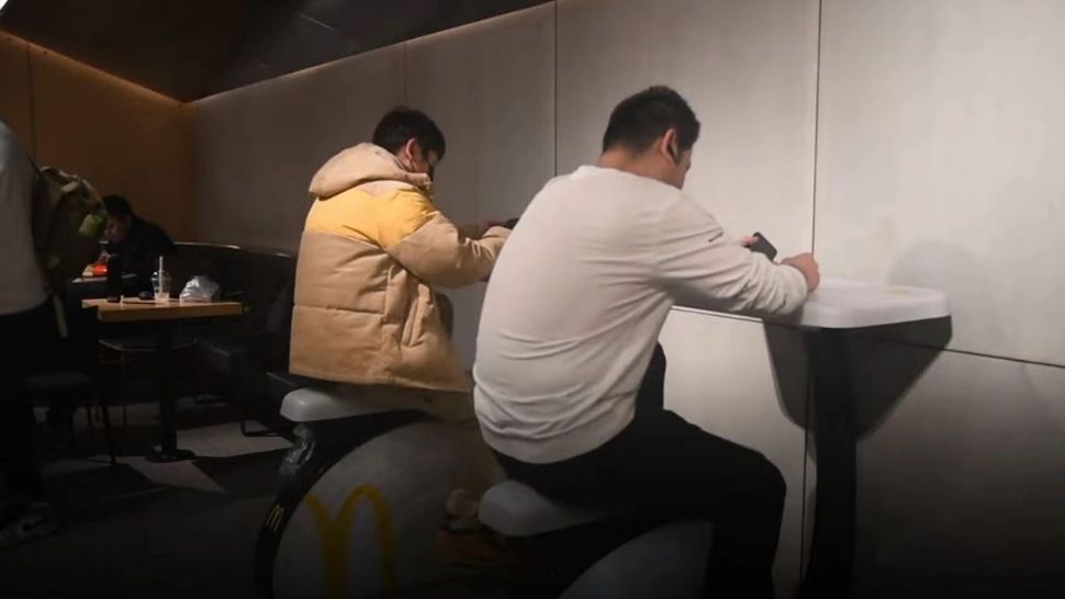 Ofertă adaptată la vremurile noastre, în restaurantele McDonald's: Mănânci și...dai la pedale VIDEO