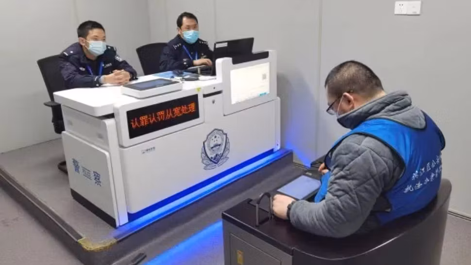 Un chinez s-a predat de bunăvoie poliției după 3 ani pentru că nu a mai suportat restricțiile COVID-19