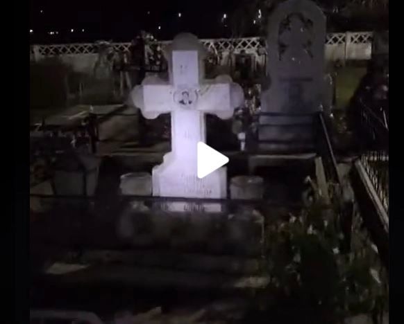 A mers noaptea într-un cimitir din România și a filmat asta: “Arunca cu pietre în mine” – Când s-a apropiat, și-a dat seama despre ce era vorba