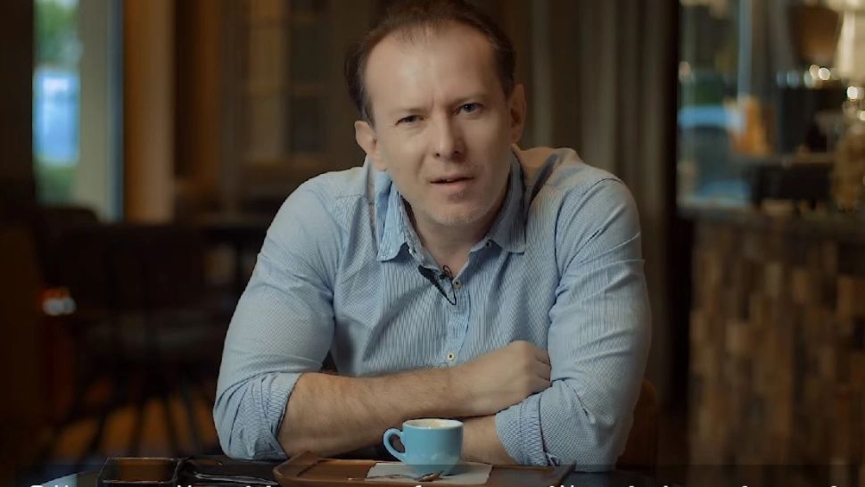 Imagini virale din bucătăria lui Cîțu - Ce piesă asculta fostul premier în timp ce prepara cafeaua