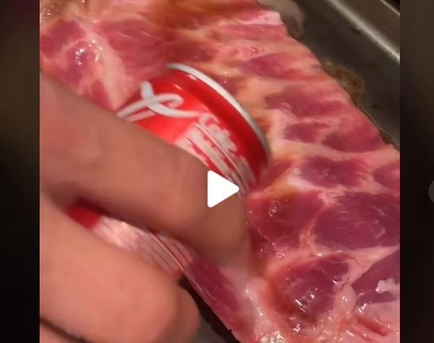VIDEO – A pus Cola peste carnea crudă și a așteptat câteva minute – Când a văzut ce a ieșit la suprafață, i s-a făcut rău