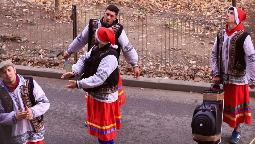 Colindătorii cu BOXE, interziși în Capitală! Cine a luat această decizie înainte de Crăciun și Anul Nou