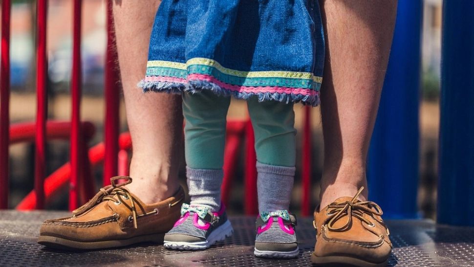 Fetiță de 5 ani, drogată de propriul tată. Tulburător ce s-a găsit în casă la percheziții