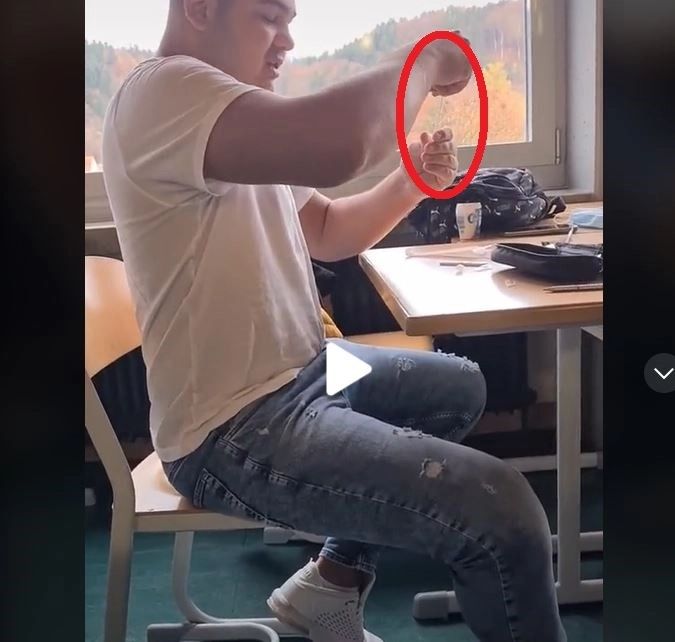 VIDEO – Cum își bat joc elevii de testele covid, chiar în sala de clasa, într-un liceu din Craiova – Gest revoltător: “Mai bine învățați să scrieți corect. Mă uit la voi și plâng…”