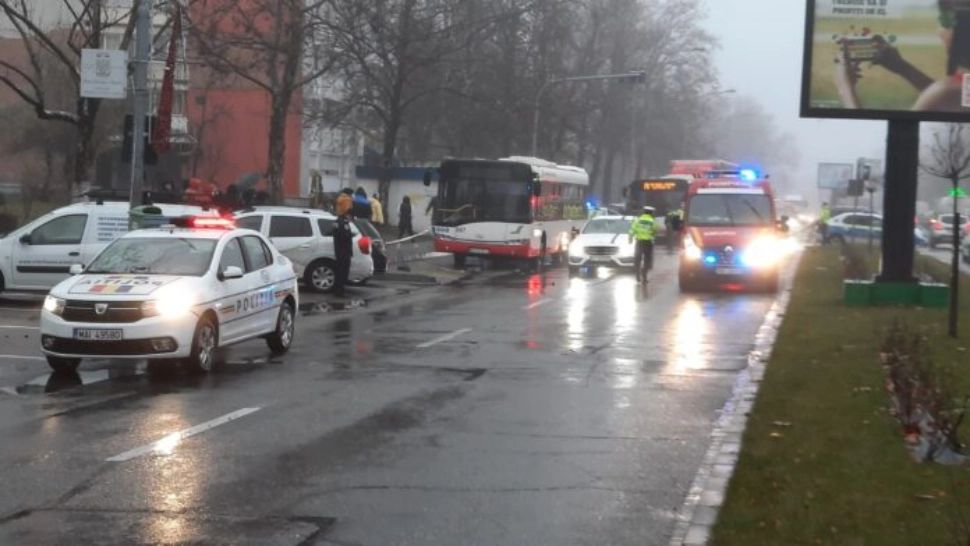 FOTO | Bărbat spulberat pe trecerea de pietoni și aruncat sub un autobuz, în Argeș